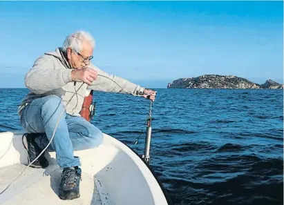  ?? PERE DURAN / NORD MEDIA ?? Pascual damunt de la barca amb els estris amb què mesura la temperatur­a de l’aigua