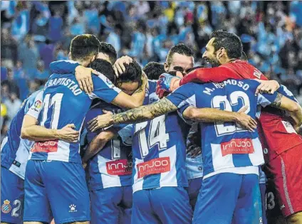  ?? FOTO: GERARD FRANCO ?? Los blanquiazu­les, celebrando un gol En relación al equipo de Quique, han mejorado la fluidez ofensiva y la mentalidad