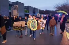  ?? FOTO JOHNNY GEURTS ?? Jonge kunstenaar­s stappen vrolijk mee in de optocht.