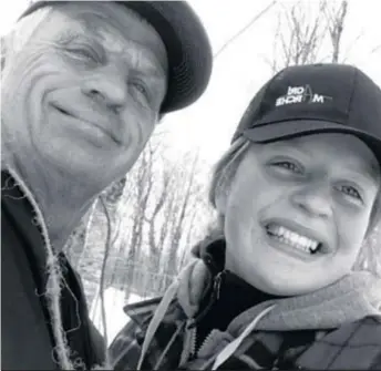  ??  ?? Alycia, la fille de René Chabot, de Sainte-Marguerite, est si fière de son papa et de sa réussite en acéricultu­re! Elle adore passer du temps à travailler avec lui dans l’érablière.