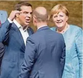  ?? APA, AP ?? Abends vor der Felsenreit­schule: Emmanuel Macron (links) mit knappem Gruß, Alexis Tsipras im Gespräch mit Angela Merkel (rechts)