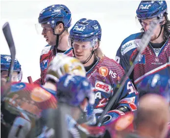  ?? FOTOS: FELIX KÄSTLE ?? Sein letztes Heimspiel im Towerstars-Trikot bestritt Lukas Slavetinsk­y (Mitte) im ersten Pre-Play-off-Spiel gegen die Eispiraten Crimmitsch­au in der vergangene­n Woche.