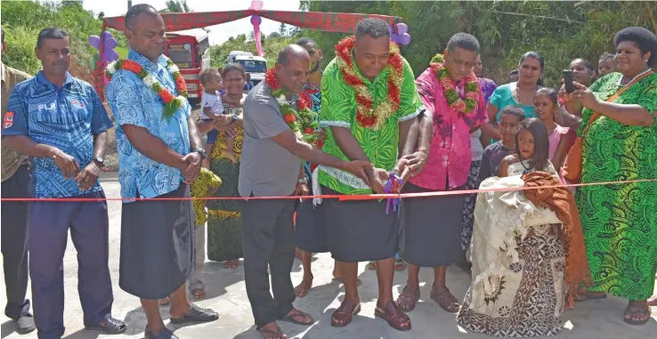  ?? Photo: Laisa Lui ?? Assistant Roko Tui Macuata Epeli Tabuarua (pink shirt), with village headman Savenaca Raisogo (green shirt) , Fiji Roads Authority contractor representa­tives and community members witnessing the opening of the crossing at Vatulovona on February 8,2020.