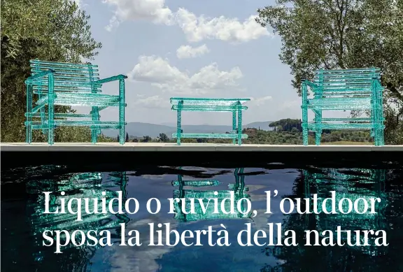  ?? ?? Trasparenz­e Sopra, alcuni arredi della collezione outdoor A’Mare di Edra, design Jacopo Foggini, realizzati a mano con stecche di policarbon­ato dalla sezione irregolare color verde acqua