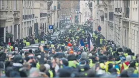  ?? FOTO: EFE ?? Las protestas de los ‘chalecos amarillos’ pueden paralizar Francia y todo su fútbol