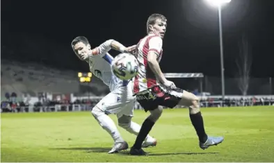  ?? ÁNGEL DE CASTRO ?? Disputa de un balón entre un jugador del Illueca y otro del Deportivo en el Papa Luna.