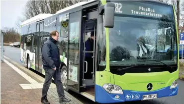  ?? Foto: dpa/Bernd Settnik ?? Ein Plusbus der Linie 582 steht in Treuenbrie­tzen am Bahnhof.