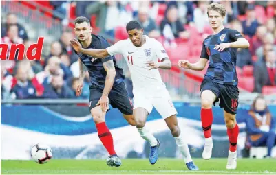  ??  ?? PENYERANG muda England Marcus Rashford (tengah) cuba melepasi kawalan pemain pertahanan Croatia Dejan Lovren (kiri) dan Tin Jedvaj (kanan).