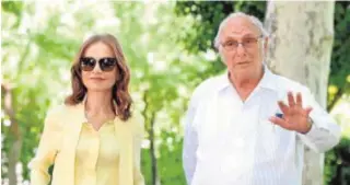  ?? ERNESTO AGUDO ?? Isabelle Huppert y Carlos Saura, ayer en Madrid