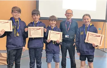  ?? ?? Certificat­es The winning Dunning Primary School quiz team