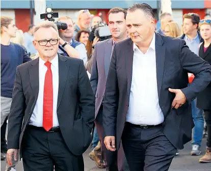  ??  ?? Hans Niessl (links) wirkt im Moment sehr entspannt. Und alles deutet darauf hin, dass Hans Peter Doskozil (rechts), sein einstiger Bürochef und politische­r Ziehsohn, dafür verantwort­lich ist.