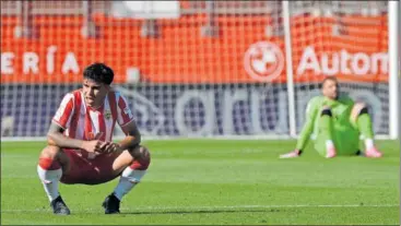  ?? ?? Marcos Peña y Maximiano, desolados al finalizar el partido y certificar­se el descenso del Almería.