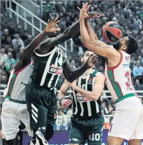  ?? FOTO: EFE ?? Gist pelea un balón con Shields. El duelo en Atenas tuvo dos caras bien diferentes