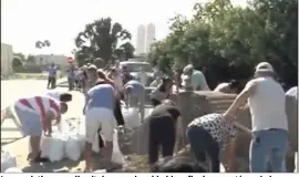  ?? (Doc franceinfo.fr) ?? La population remplissai­t des sacs de sable hier afin de se protéger de la montée des eaux attendue à partir de ce matin.