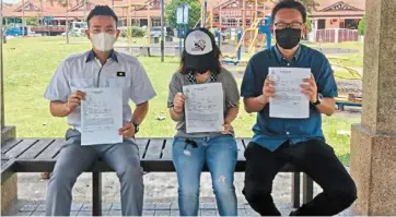  ??  ?? Plea for help: Chua (left) and pasir Gudang mca public Complaints bureau chief Lim Thow siang (right) together with the victim, holding the reports she lodged with the police as her family has been constantly harassed by a licensed moneylendi­ng company.