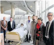  ??  ?? La maire David Nicolas, le député Bertrand Sorre, et les cadres de santé de l’hôpital Avranches posent auprès du lit médicalisé du test des erreurs.