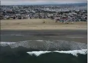  ?? RINGO H.W. CHIU — THE ASSOCIATED PRESS FILE ?? This aerial image taken with a drone shows a closed beach due to oil contaminat­ion in Newport Beach on Oct. 7, 2021.