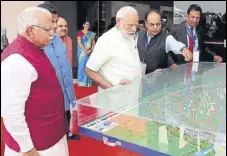  ?? MANOJ DHAKA/HT ?? PM Narendra Modi and Haryana CM Manohar Lal Khattar viewing a model of the Kundlighaz­iabadpalwa­l Expressway at the Digital Art Gallery of NHAI at Jakhauli village in Sonepat.