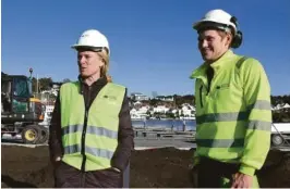  ??  ?? LAERLING: Håkon Lunden (t.h) har vaert laerling, tatt fagbrev og fått fast jobb mens han har jobbet i Byhaven. Det synes Hauglie er positivt.