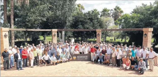  ??  ?? FOTO DE FAMILIA. Los más de 160 miembros de la Asociación de Futbolista­s del Valencia que se dieron cita ayer en El Puig.