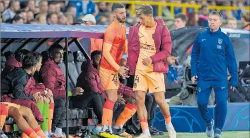  ?? ?? Llorente, con Hermoso en el momento de llegar al banquillo del Atleti en Brujas tras lesionarse.