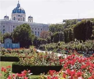  ?? [ FOTO REUTERS ] ?? Seorang wanita kelihatan sedang berehat di sebuah taman awam dekat Muzium Sejarah Asli di Vienna, Austria, kelmarin.