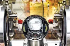  ??  ?? 2018 soll die Einheit Kilogramm neu bestimmt werden. Die Physikalis­ch-Technische Bundesanst­alt will dafür diese Siliziumku­gel benutzen.