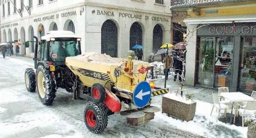  ?? Foto Rastelli) ?? La neve Mezzi spargisale nel centro di Cremona. Dice l’assessore alla Protezione civile della città: «Dalla riunione in Prefettura si è deciso di non lasciare gli studenti a casa. Dieci centimetri di neve, o anche meno, non bastano per parlare di vera...