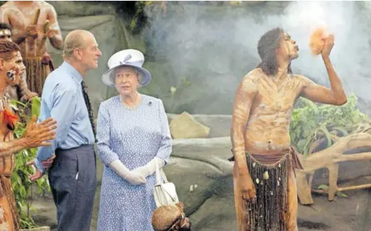  ?? ?? BRITANSKA KRALJICA Elizabeta II. i vojvoda od Edinburgha tijekom posjeta Australiji 2002. pogledali su kulturnu predstavu u aboridžins­kom kulturnom parku Tjapukai u Cairnsu