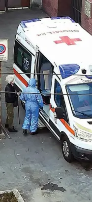  ?? (foto Maule) ?? Il soccorso L’intervento di una ambulanza ieri mattina: in questi giorni le centrali Areu ricevono centinaia di richieste di soccorso