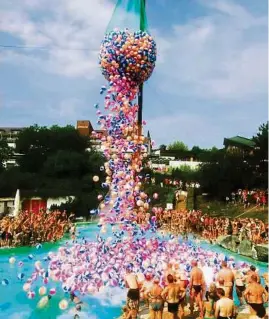  ??  ?? Schon im Vorjahr ein Highlight beim #wearewater-Fest – wenn’s tausende Wasserbäll­e vom Himmel regnet. Rechts: Der starke junge Mann freut sich schon auf den Family Summer in der Therme Loipersdor­f