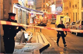  ?? FOTO: AP ?? Polizisten riegeln die Straße im 2. Pariser Arrondisse­ment ab, wo am Samstagabe­nd ein 20-jähriger Attentäter einen Mann erstach und weitere Passanten verletzte. Der Angreifer wurde von den Beamten erschossen.