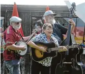  ??  ?? Einen Mix aus Bluegrass, Country und Western sowie Oldies servierte am Sonntag das Trio DreckPäck.