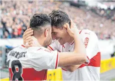  ??  ?? Befreiungs­schlag: Matchwinne­r Ozan Kabak (li.) und Mario Gomez jubeln.