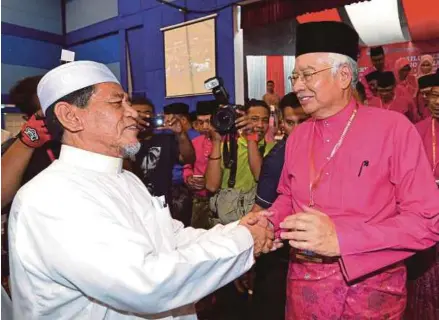  ?? [FOTO BERNAMA] ?? Najib menerima ucapan terima kasih daripada Mahyuddin atas sumbangan sempena Perasmian Mesyuarat Perwakilan UMNO Bahagian Lipis Ke-29, semalam.