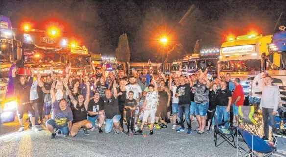  ?? FOTO: THOMAS SIEDLER ?? Partystimm­ung auf dem Ellwangene­r Autohof: Zahlreiche „Ostalb Trucker“feiern gemeinsam mit Familie und Freunden.