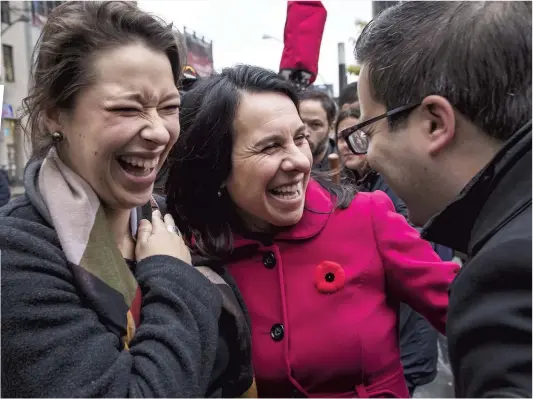  ??  ?? PHOTO AGENCE QMI, JOËL LEMAY Valérie Plante a salué les Montréalai­s, hier, à la sortie du métro, en compagnie de sa colistière Sophie Mauzerolle (à gauche).