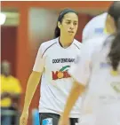  ??  ?? Frances Flores, de frente, se medirá hoy a Santurce, su pasado equipo.