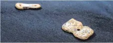  ?? FOTO: DPA ?? Perlen aus Elfenbein im Urgeschich­tlichen Museum Blaubeuren. Auch dieser Schmuck wurde in der Höhle Hohle Fels gefunden.