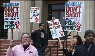  ?? JOSE CARLOS FAJARDO — STAFF PHOTOGRAPH­ER ?? Demonstrat­ors appear outside the Wakefield Taylor Courthouse in Martinez on Friday before a hearing by Contra Costa County Judge Charles Treat regarding the state law that unseals some police internal investigat­ions and disciplina­ry records.