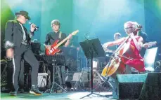  ?? FOTO: VS ?? Selbst Udo Lindenberg (Gerd Nowka) ließ sich beim Sommerfest­ival in Deuchelrie­d sehen. Rechts neben ihm Cellistin Eva Leonhardt, dahinter E-Gitarrist Lukas Prasser.