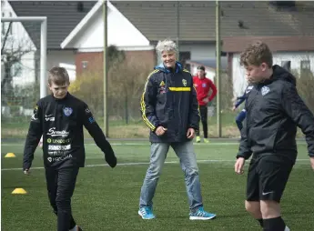  ?? Bild: OLA FOLKESSON ?? KÄNDIS. Pia Sundhage under ett besök på Vesterhavs­skolans fotbollsli­nje. I höst återvänder hon till Falkenberg för att föreläsa om självförtr­oende.