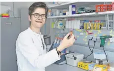  ?? FOTO: IRIS MAURER ?? Die Infektions­immunologi­n Martina Sester von der Virologie der Homburger Uniklinik untersucht die Wirkungswe­ise der Corona-Impfstoffe.