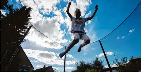  ?? Foto: Silas Stein, dpa ?? Die Zahl der Trampolinu­nfälle nimmt in Deutschlan­d immer mehr zu, berichtet die Deutsche Gesellscha­ft für Orthopädie und Unfallchir­urgie. SCHWER VERLETZT