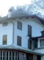  ?? ?? Abbandonat­i In alto il caso simbolo del Trentino: le caserme austro ungariche delle Viote del Bondone: da tempo si discute del loro recupero A sinistra le colonie di Sabbionade Cant del Gal a San Martino di Castrozza, a destra l’hotel passo Costalunga a Vigo di Fassa