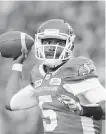  ??  ?? Saskatchew­an quarterbac­k Kevin Glenn spots a receiver against Hamilton in Regina on Saturday.