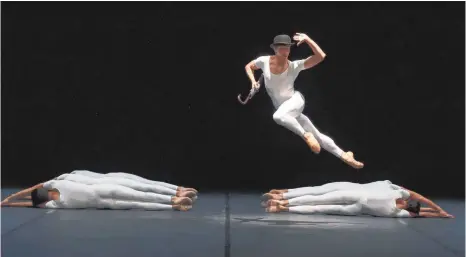  ?? FOTO: ©STUTTGARTE­R BALLETT ?? Louis Stien mit Schirm, Charme und Melone in der Choreograf­ie „Brouillard­s“von John Cranko.