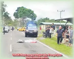  ??  ?? TRAGIK: Mayat mangsa terbujur kaku di tengah jalan selepas kemalangan itu.