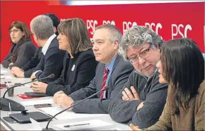  ?? ANA JIMÉNEZ ?? El líder del PSC, Pere Navarro, ahir a l’executiva, envoltat de la plana major del partit