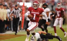  ?? (Reuters) ?? OKLAHOMA’S KYLER MURRAY (1) triumphed over fellow quarterbac­ks Tua Tagovailoa of Alabama and Dwayne Haskins of Ohio State in being named the winner of the Heisman Trophy on Saturday night.